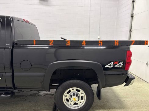 Used 2004 Chevrolet Silverado 2500 LS w/ Heavy-Duty Power Package AWD/4WD image 13