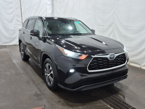Used 2021 Toyota Highlander XLE AWD/4WD image 4