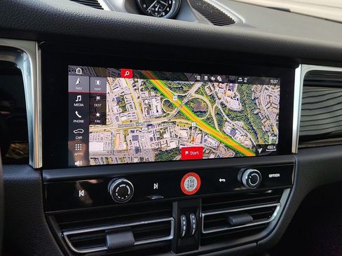 Certified 2025 Porsche Macan image 15