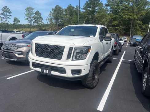 Used 2019 Nissan Titan SV w/ SV Convenience Package AWD/4WD image 3