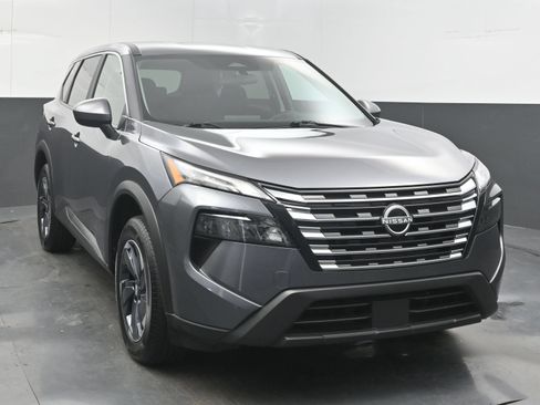 Used 2025 Nissan Rogue SV FWD image 3