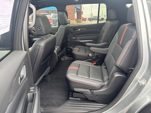 Used 2025 Chevrolet Traverse RS image 27