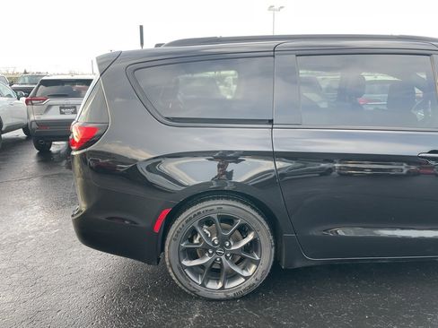 Used 2025 Chrysler Pacifica Limited image 32