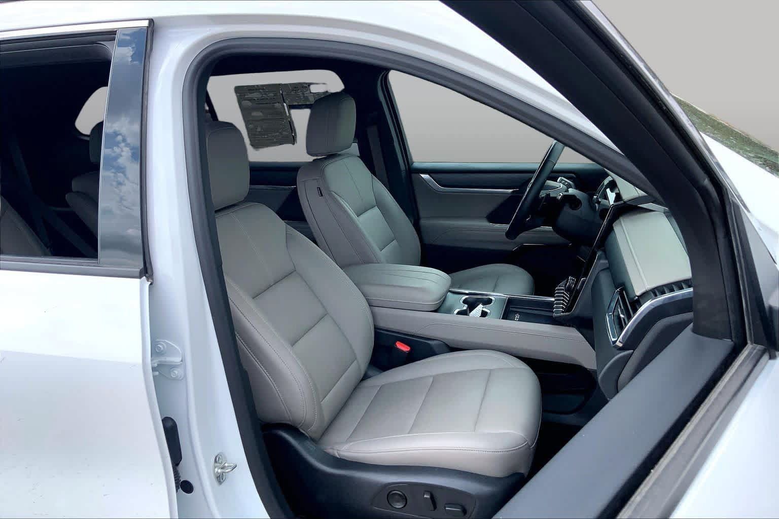 Used 2026 GMC Acadia Elevation w/ Elevation Premium Package AWD/4WD image 9