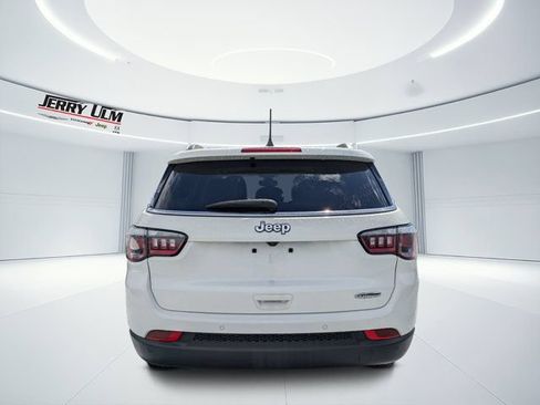 Used 2017 Jeep Compass Latitude w/ Popular Equipment Group FWD image 4