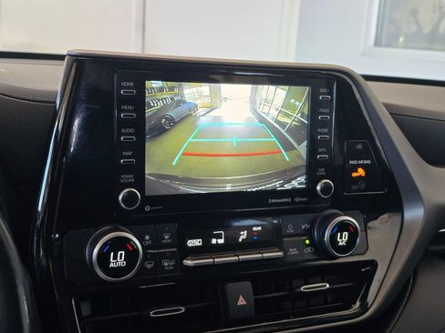 Used 2022 Toyota Highlander LE AWD/4WD image 12