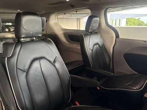 Used 2023 Chrysler Pacifica Limited FWD image 27