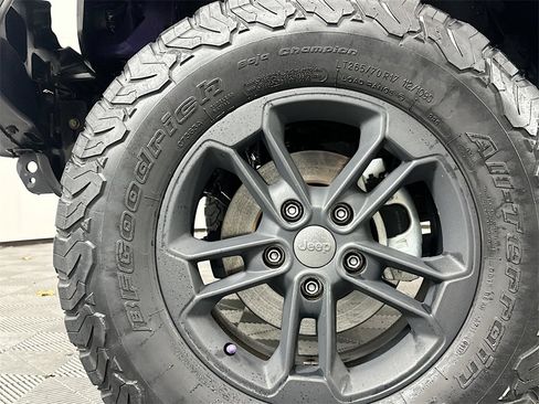 Used 2017 Jeep Wrangler Unlimited Sahara image 29