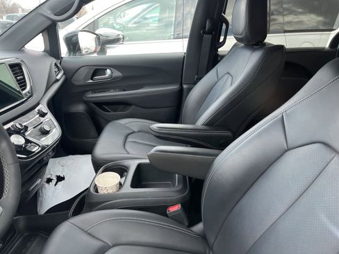 Used 2025 Chrysler Pacifica Select image 23