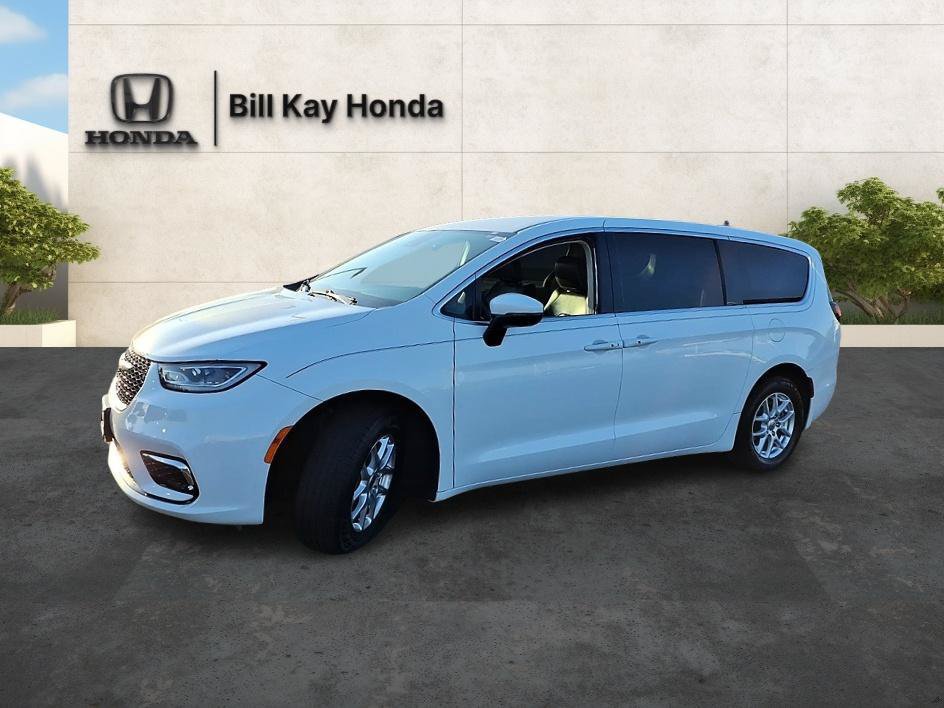 Used 2023 Chrysler Pacifica Touring-L FWD image 6