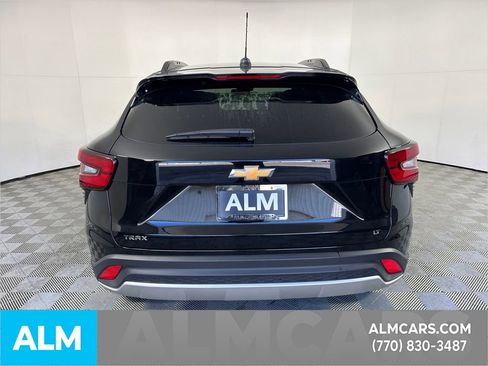 Used 2025 Chevrolet Trax LT w/ LT Convenience Package image 6