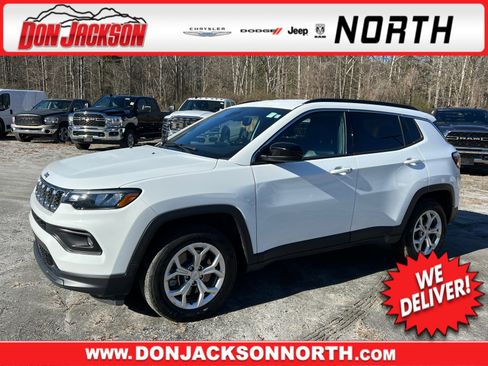 Used 2024 Jeep Compass Latitude image 1