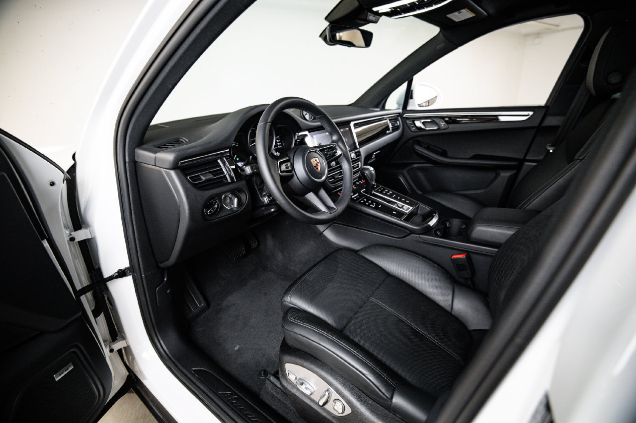 Certified 2026 Porsche Macan AWD/4WD image 4