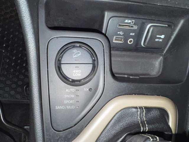 Used 2015 Jeep Cherokee Latitude w/ Cold Weather Group AWD/4WD image 26