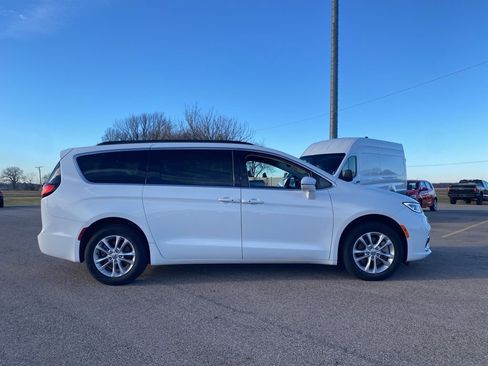 Used 2021 Chrysler Pacifica Touring w/ Cold Weather Group image 5