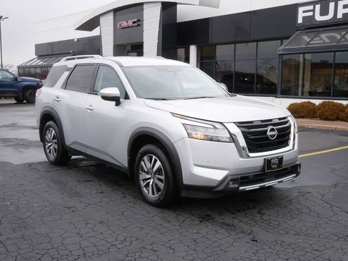 Used 2022 Nissan Pathfinder SL image 2