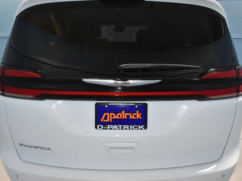 Used 2023 Chrysler Pacifica Touring-L FWD image 27