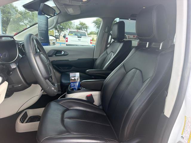 Used 2023 Chrysler Pacifica Touring-L FWD image 5