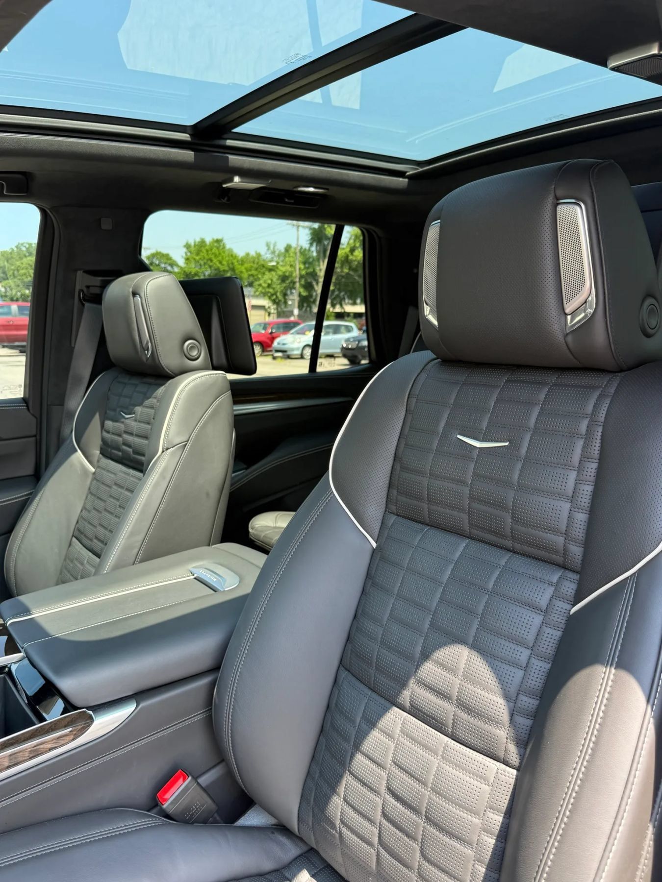 Used 2025 Cadillac Escalade Sport Platinum w/ LPO, ONYX Package AWD/4WD image 36