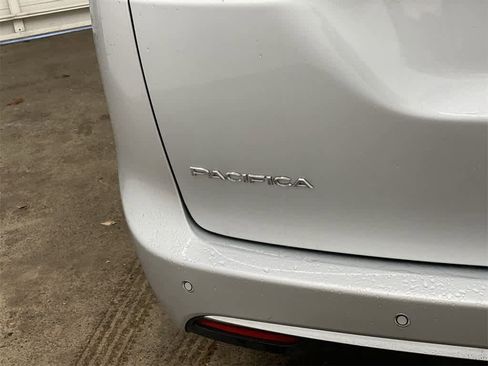 Used 2024 Chrysler Pacifica Touring-L image 10