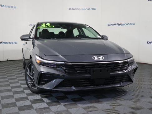 Used 2024 Hyundai Elantra Limited FWD image 2