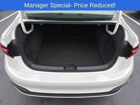 Certified 2025 Volkswagen Jetta SE w/ Sunroof Package image 21