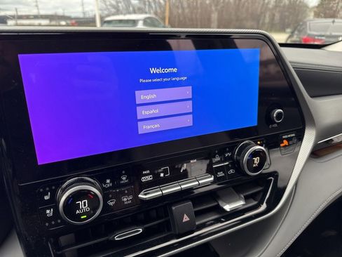 Used 2025 Toyota Highlander Platinum image 21