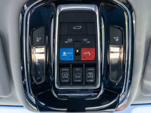 Used 2022 Jeep Grand Cherokee Overland w/ Luxury Tech Group IV AWD/4WD image 26
