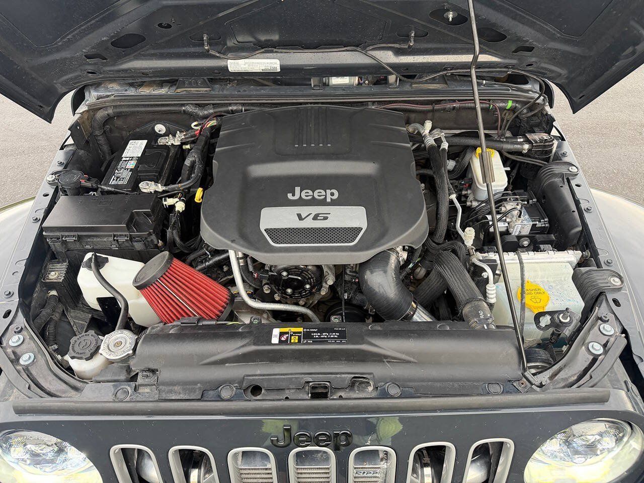 Used 2018 Jeep Wrangler Unlimited Sahara w/ Connectivity Group AWD/4WD image 38