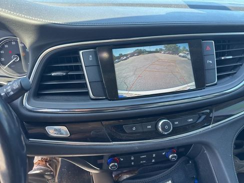 Used 2018 Buick Enclave Essence image 8