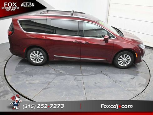 Used 2018 Chrysler Pacifica Touring-L image 31