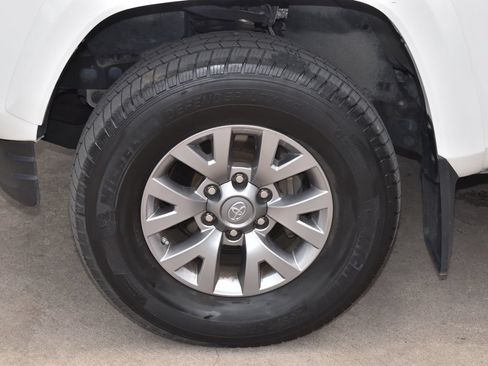 Used 2018 Toyota Tacoma SR5 AWD/4WD image 35