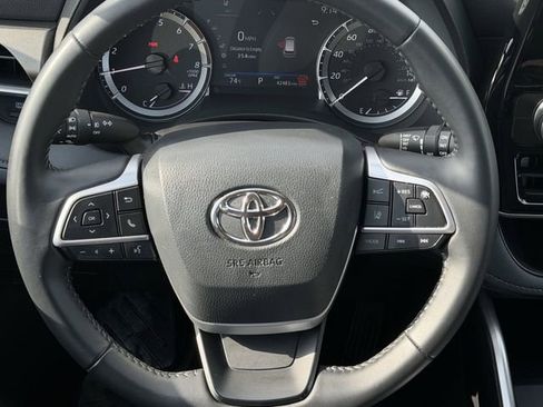 Certified 2025 Toyota Highlander LE FWD image 11