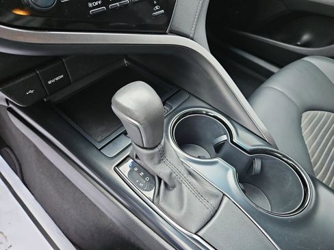 Used 2020 Toyota Camry SE w/ Blackout Package image 23