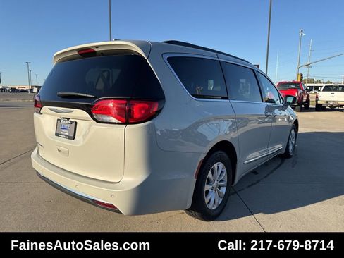 Used 2017 Chrysler Pacifica Touring-L image 9