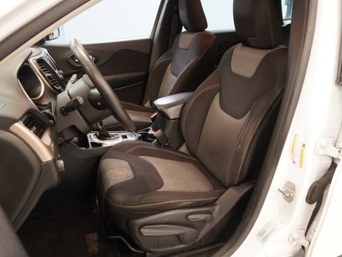 Used 2015 Jeep Cherokee Sport w/ Sport Appearance Group FWD image 3