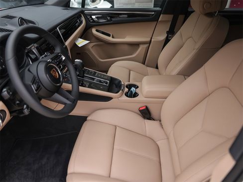Used 2025 Porsche Macan image 16