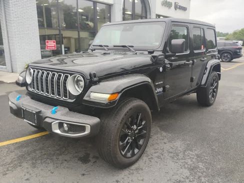 Used 2024 Jeep Wrangler Unlimited Sahara w/ Safety Group AWD/4WD image 3