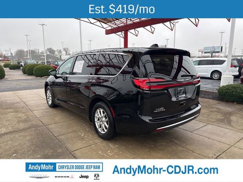 Used 2025 Chrysler Pacifica Select image 5