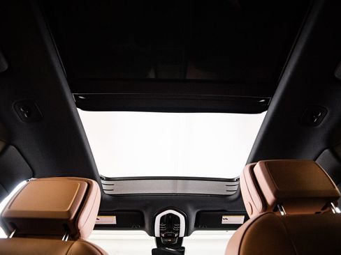 Certified 2023 Porsche Macan AWD/4WD image 30