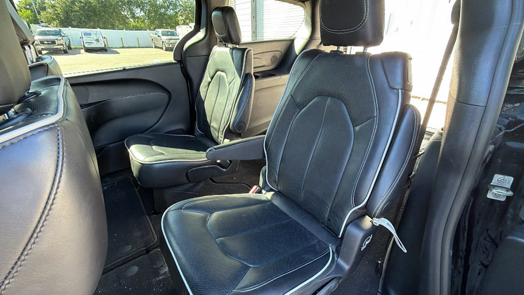 Used 2026 Chrysler Pacifica Limited FWD image 23