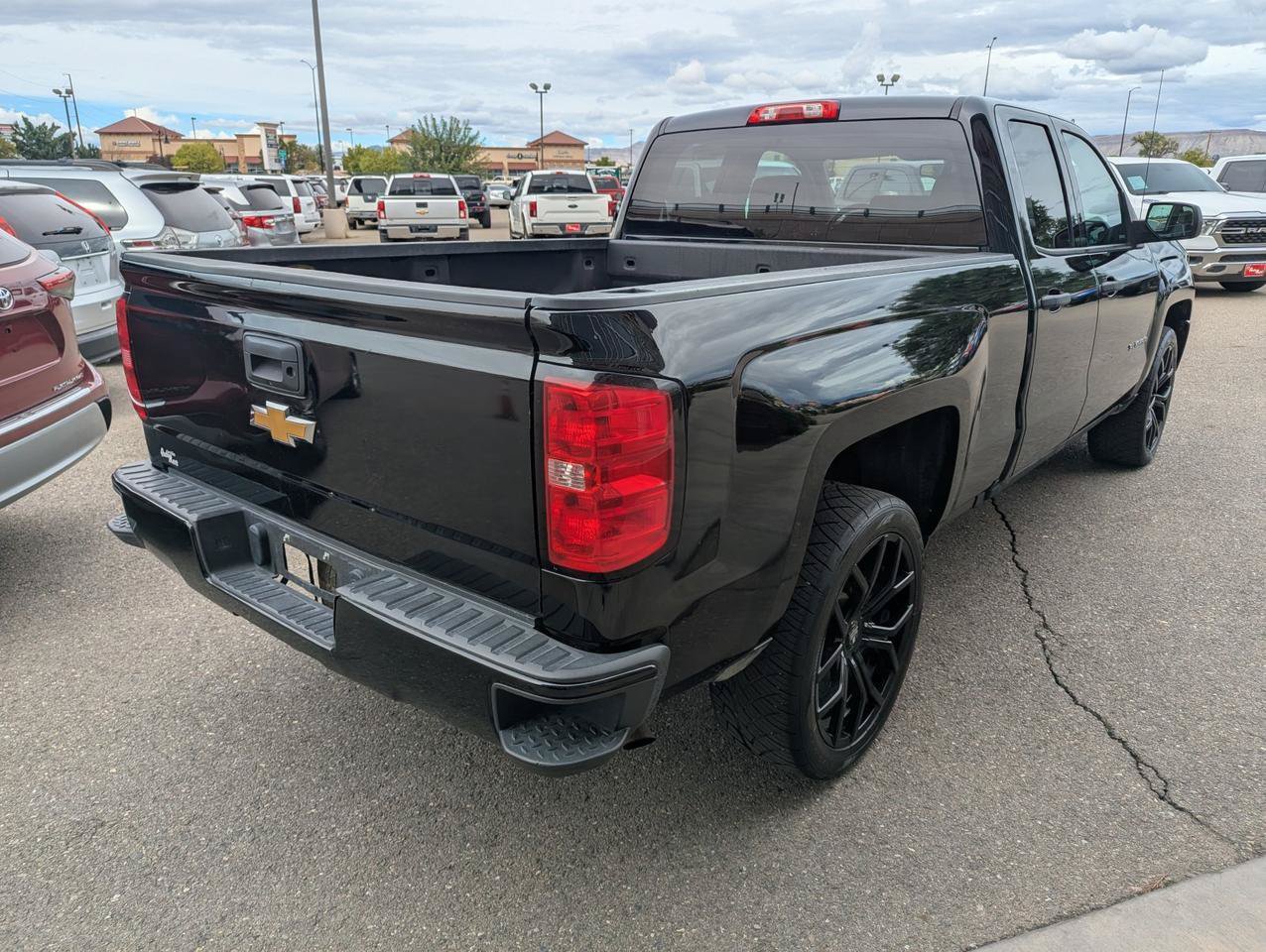 Used 2018 Chevrolet Silverado 1500 Custom w/ Custom Convenience Package AWD/4WD image 5