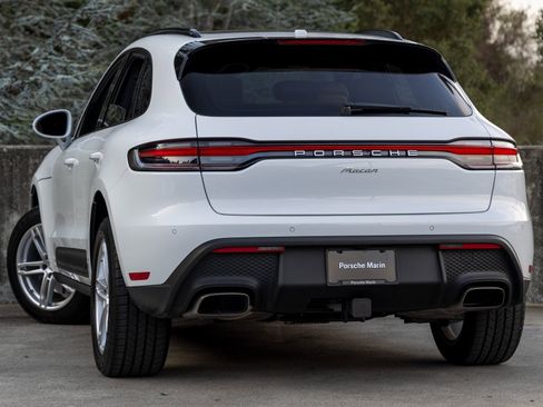 Certified 2025 Porsche Macan image 3