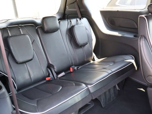 Used 2025 Chrysler Pacifica Limited FWD image 11