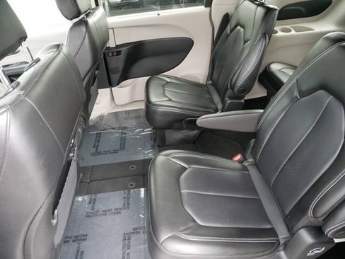 Used 2023 Chrysler Pacifica Touring-L FWD image 8