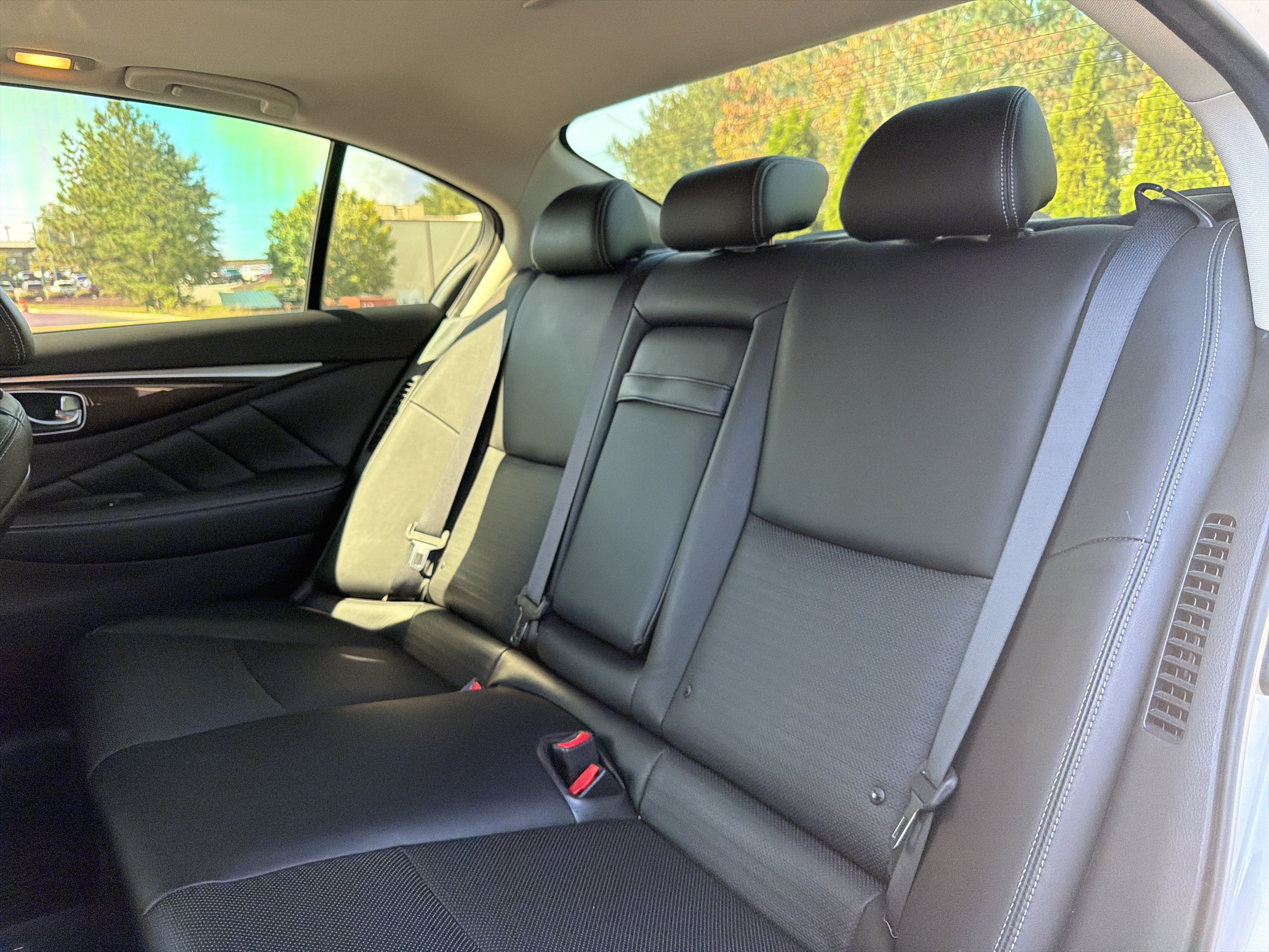 Used 2015 INFINITI Q50 Hybrid AWD w/ Deluxe Technology Package image 8