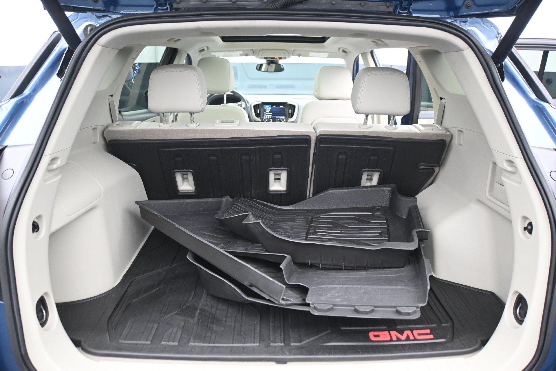 Used 2024 GMC Terrain Denali w/ Denali Premium Package AWD/4WD image 15