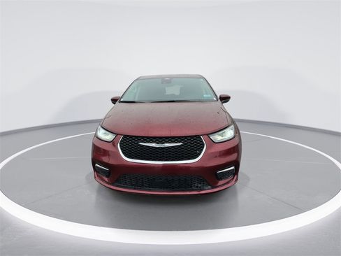 Used 2023 Chrysler Pacifica Touring-L image 3