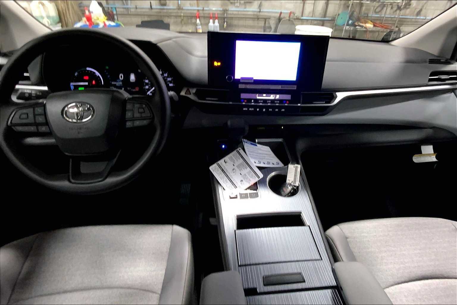Used 2025 Toyota Sienna LE AWD/4WD image 5