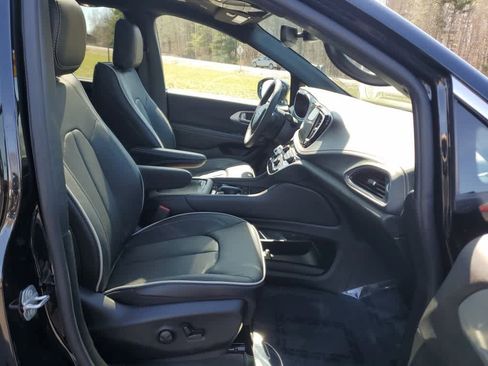 Used 2026 Chrysler Pacifica Limited image 24